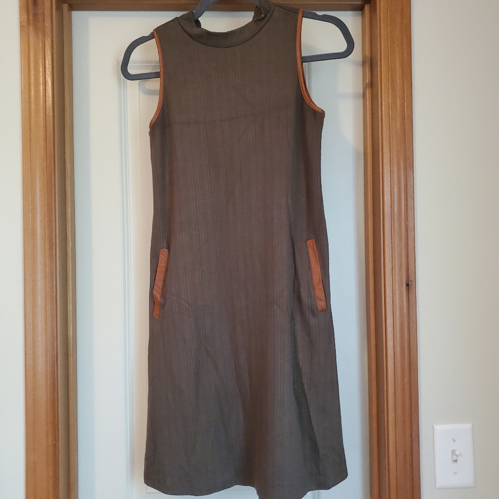 Size medium. I am 5'3" and it comes just above my knees
